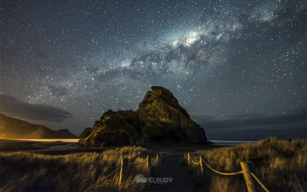 Miky way over Piha beach